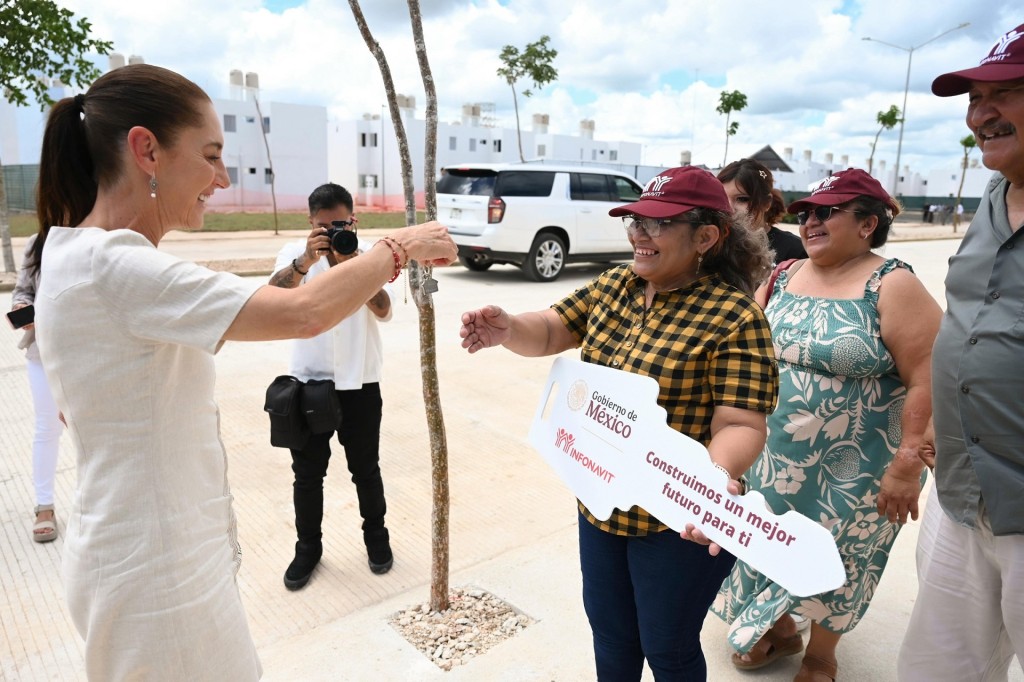 Entrega Claudia Sheinbaum 432 viviendas para el bienestar y liquidaci&oacute;n de cr&eacute;ditos impagables, en Um&aacute;n