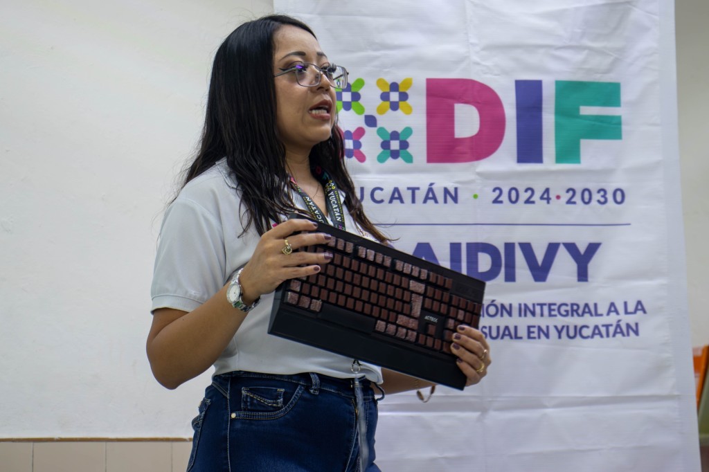 Promueve DIF Yucat&aacute;n inclusi&oacute;n educativa mediante taller de sensibilizaci&oacute;n sobre discapacidad visual