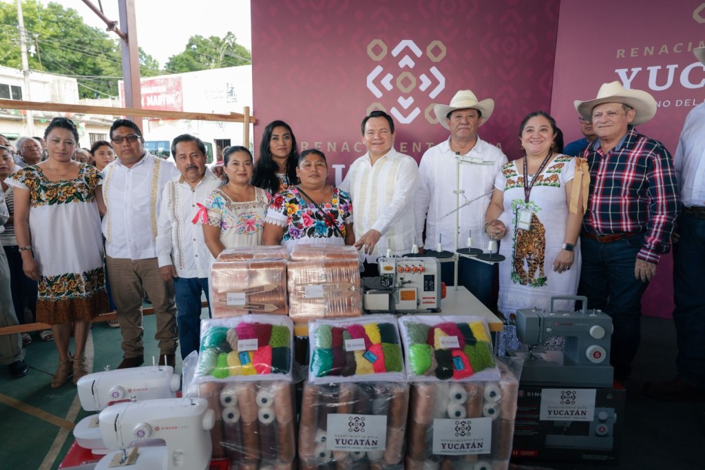 Marta Cecilia cos&iacute;a con una m&aacute;quina &ldquo;antig&uuml;ita&rdquo;; hoy recibi&oacute; una nueva y va a ense&ntilde;ar el oficio a sus hijas: mil 76 apoyos para mujeres de 41 municipios