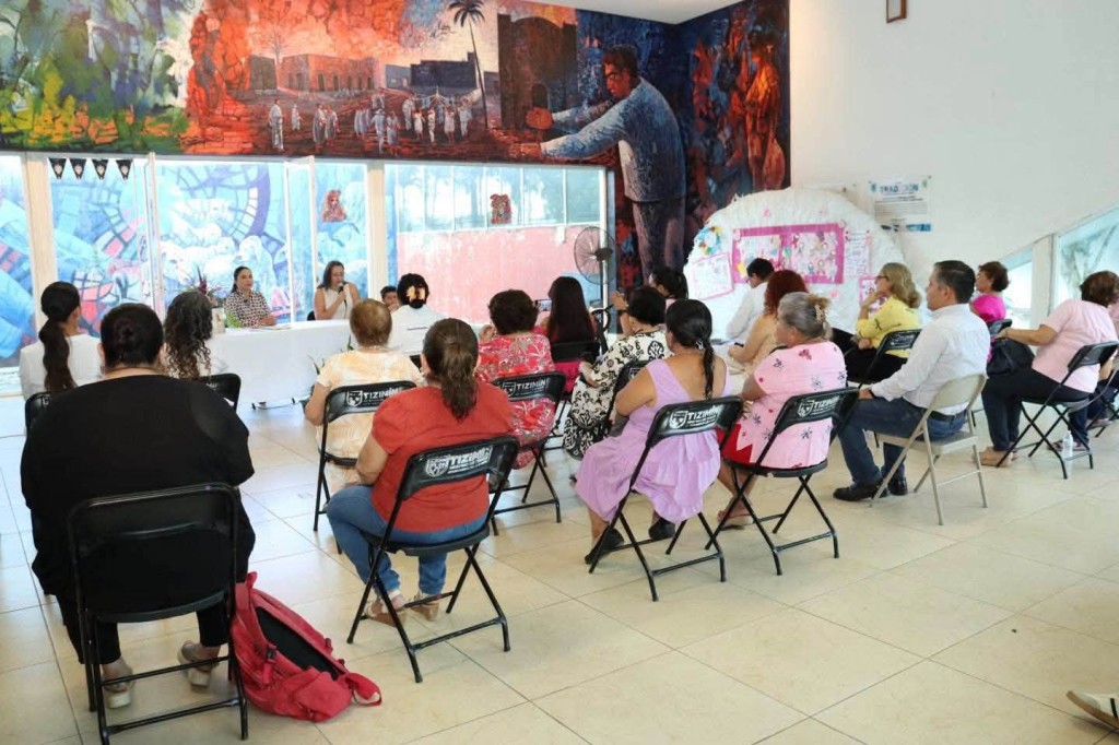 Presenta tizimileña su libro “La Otra Cara del Cáncer”