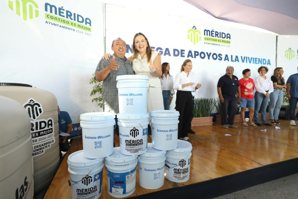 Entrega Cecilia Patrón apoyos a vivienda