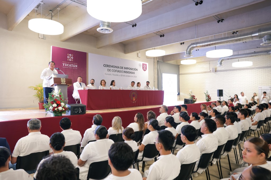 El gobernador Joaquín Díaz Mena encabezó la ceremonia de imposición de cofias e insignias.