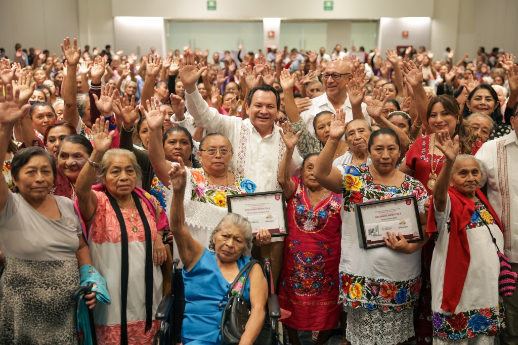 Miriam Esther lleva 10 a&ntilde;os recibiendo beb&eacute;s en Tzucacab; hoy, el gobierno la reconoce: 313 parteras tradicionales de 58 municipios recibir&aacute;n 3 mil pesos cada bimestre