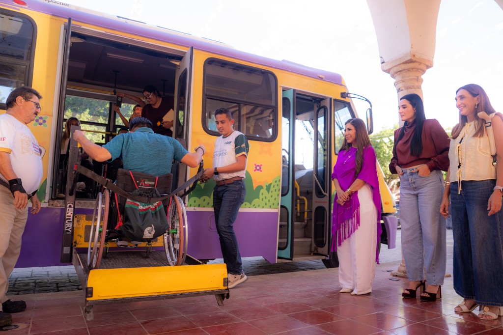 Entregan DIF Yucat&aacute;n y Beneficencia P&uacute;blica aparatos de movilidad a personas con discapacidad