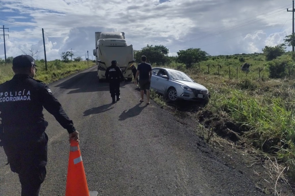Trailero auxilia a turista ingl&eacute;s en carretera a R&iacute;o Lagartos
