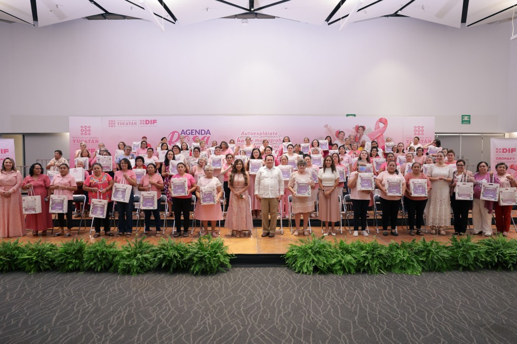 Despu&eacute;s del c&aacute;ncer, F&aacute;tima pidi&oacute; a sus hijas tapar los espejos de su casa; 12 a&ntilde;os despu&eacute;s, a los 75, recibi&oacute; su pr&oacute;tesis: el DIF entrega 100 kits al cierre de la Agenda Rosa