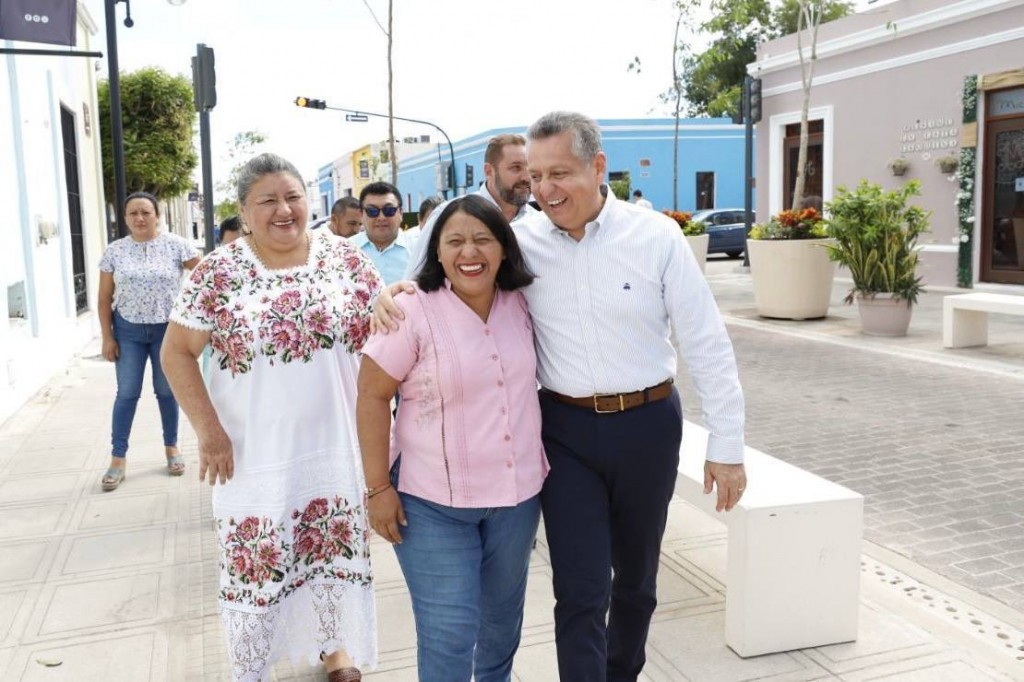 Alejandro Ruz castro comparte la experiencia del corredor gastronómico con otros alcaldes de Yucatán