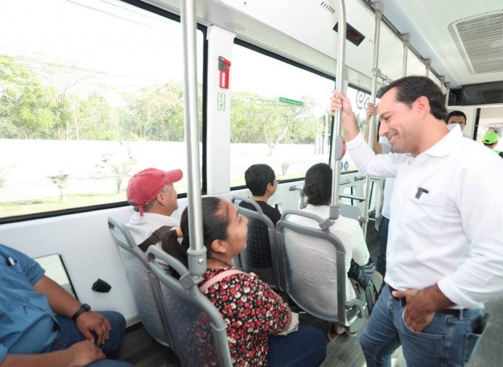 Vila Dosal llegó a Kanasín a bordo del IE TRAM y luego recorrió tres colonias de este municipio.