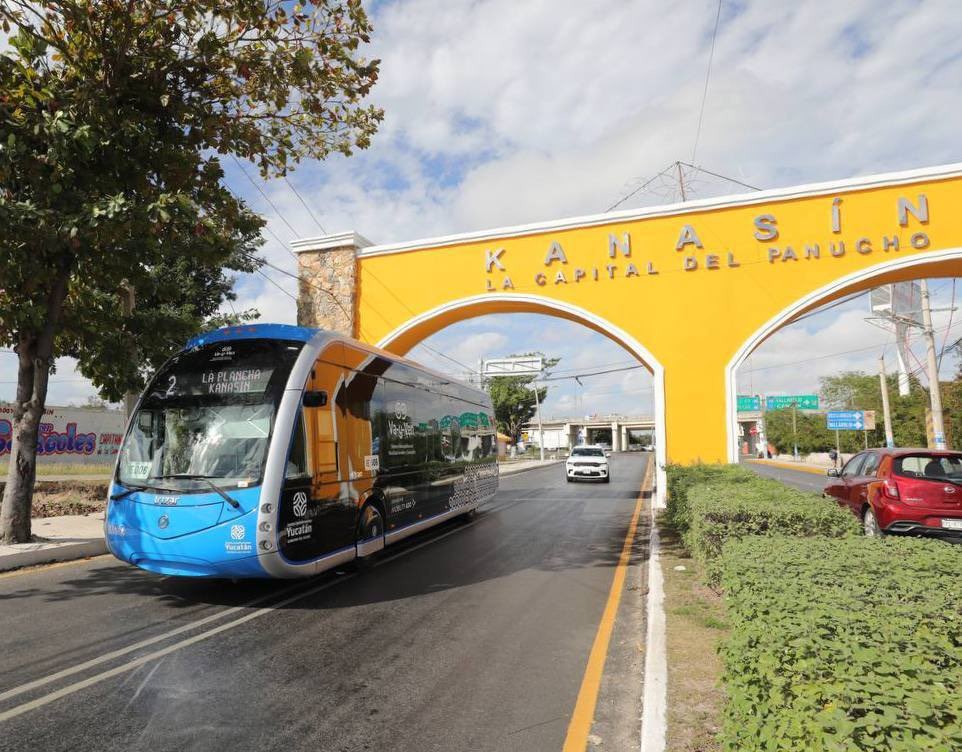 Vila Dosal llegó a Kanasín a bordo del IE TRAM y luego recorrió tres colonias de este municipio.