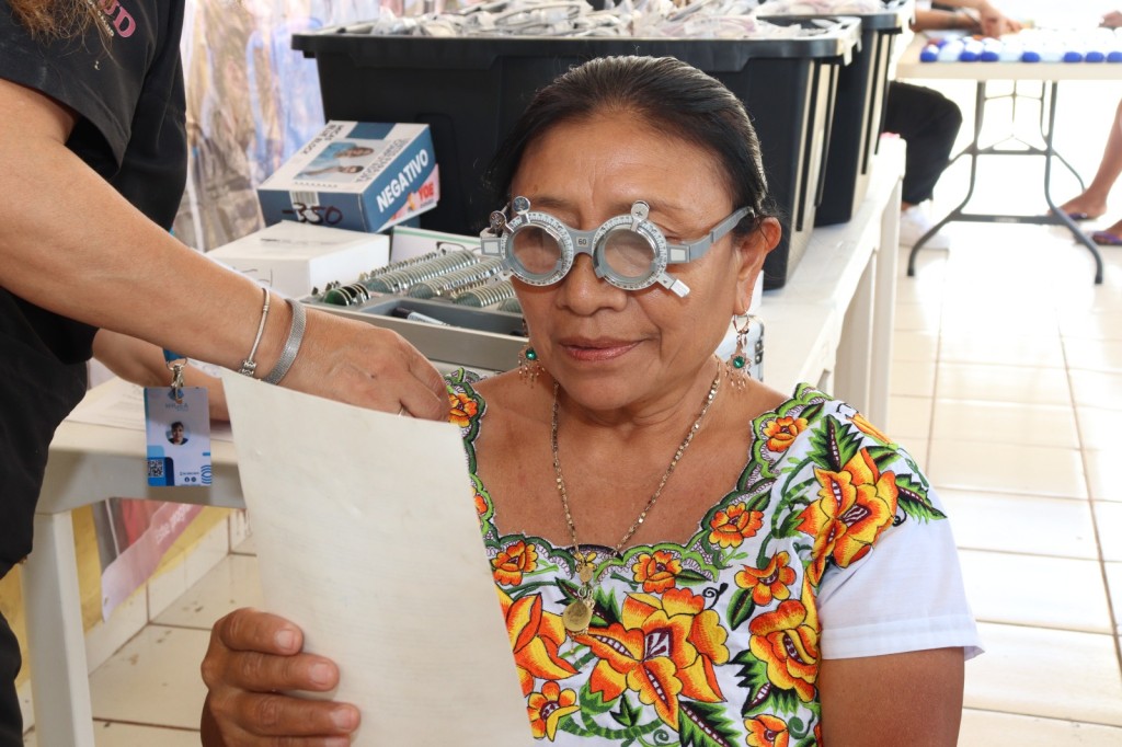 La beneficencia pública entrega lentes graduados a a 1,448 yucatecas y yucatecos