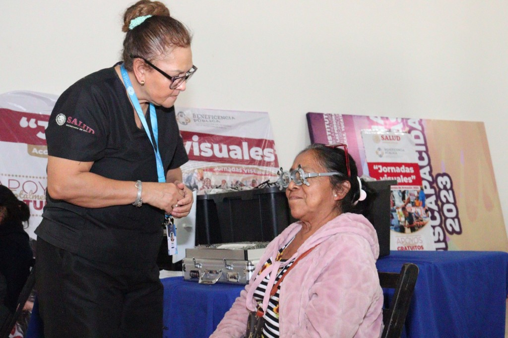 La beneficencia pública entrega lentes graduados a a 1,448 yucatecas y yucatecos