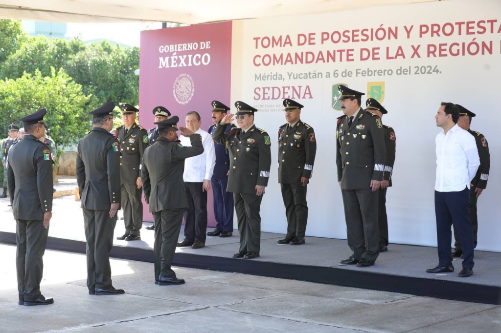 El Gobernador Mauricio Vila Dosal asiste a ceremonia de cambio de mando en la X Región Militar
