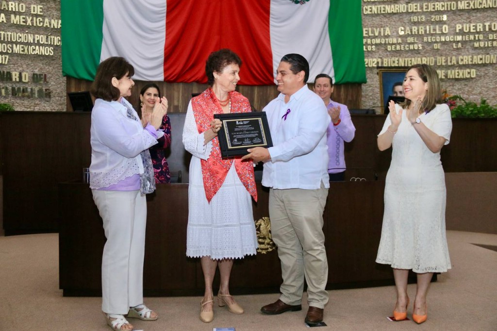 Reconocen la labor de Elda Gasque Casares con el mérito “Consuelo Zavala Castillo del H. Congreso del Estado”