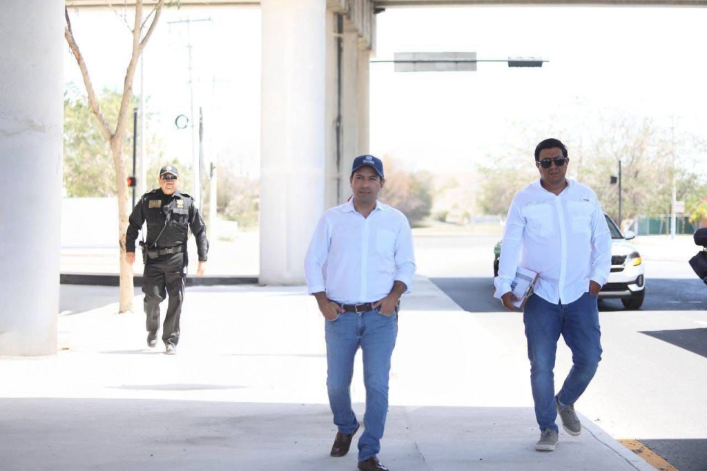 El Gobernador Mauricio Vila Dosal supervisa el funcionamiento de la glorieta de la salida de Los Héroes