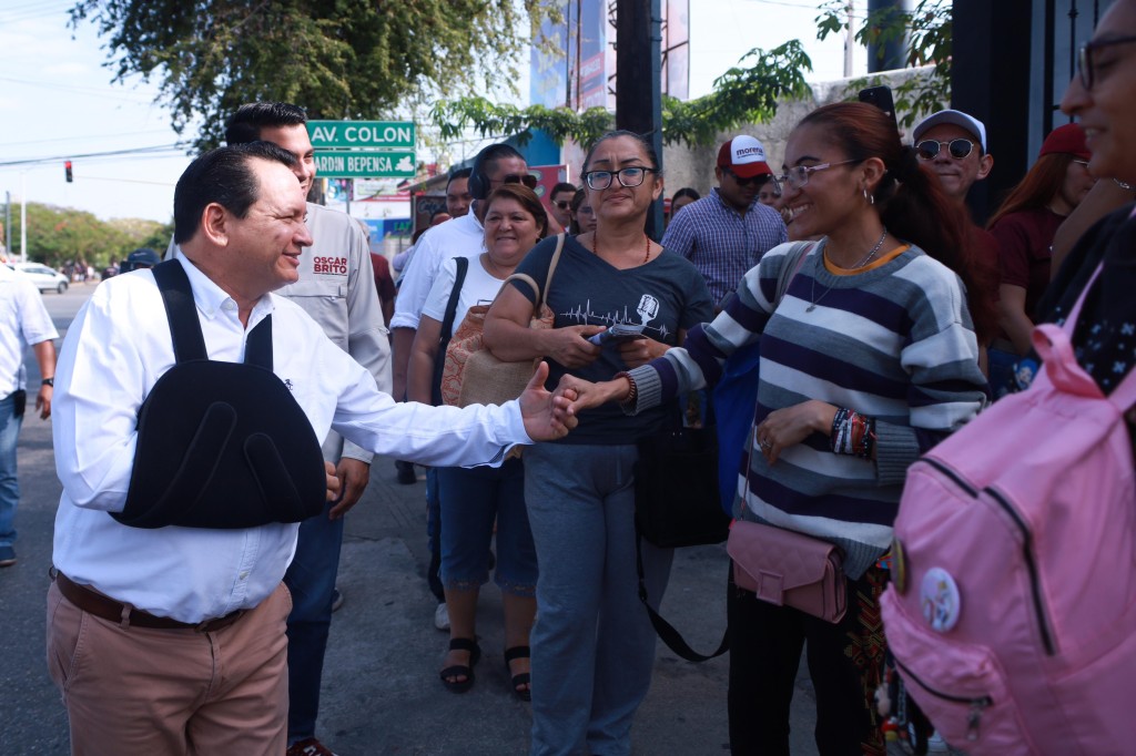 Huacho, recibe muestras de apoyo ciudadano en volanteo por calles del poniente de Mérida
