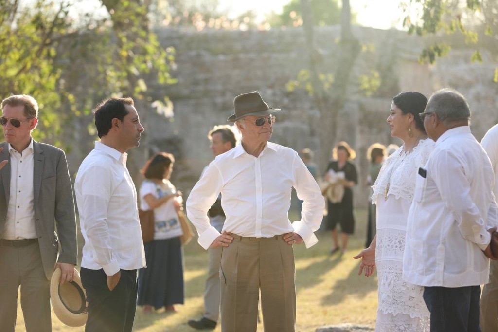 Recorren el Gobernador Mauricio Vila Dosal y los reyes de Suecia, Carlos XVI Gustavo y Silvia, la zona arqueológica de Uxmal