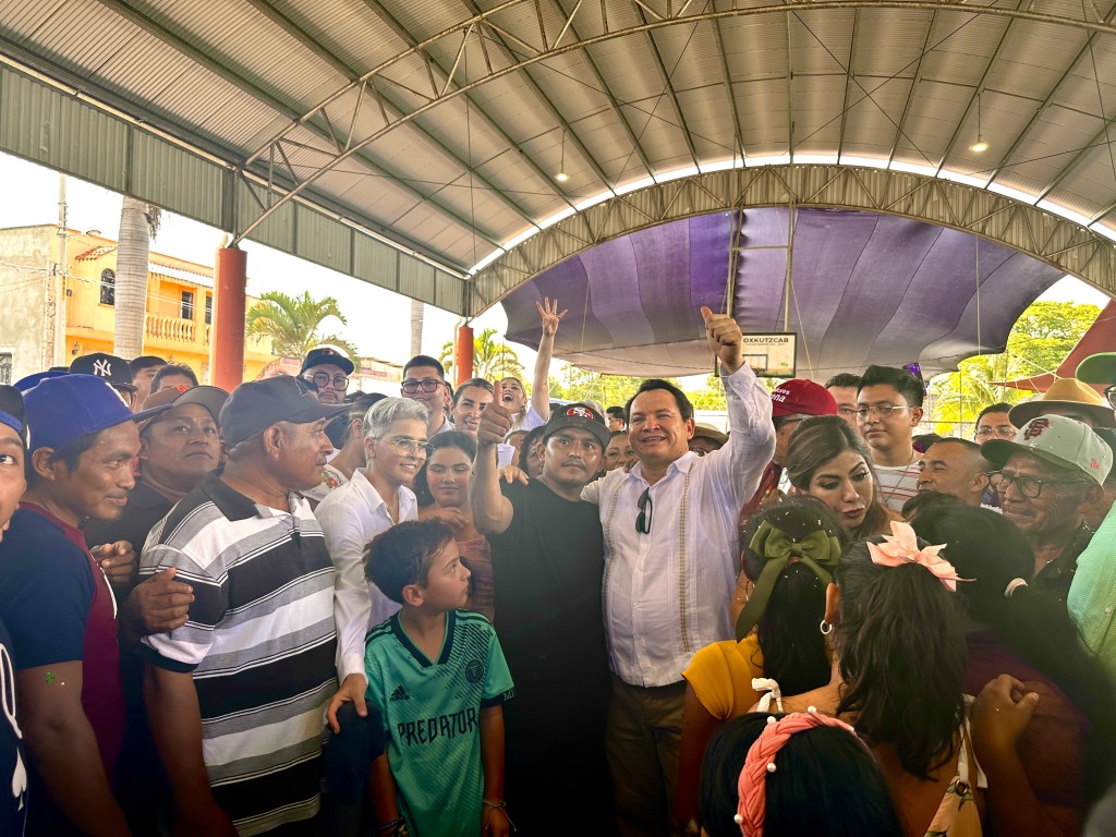 Huacho celebró su cumpleaños 50 en Xul donde refrendo su compromiso como el próximo gobernador