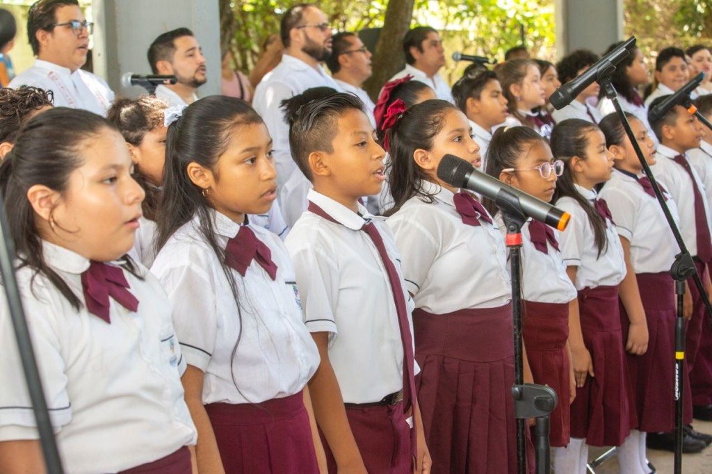 Interpretan, por primera vez, en escuelas públicas el Himno de Yucatán