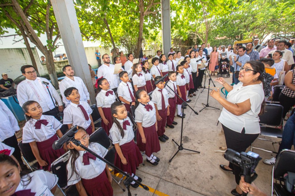 Interpretan, por primera vez, en escuelas públicas el Himno de Yucatán