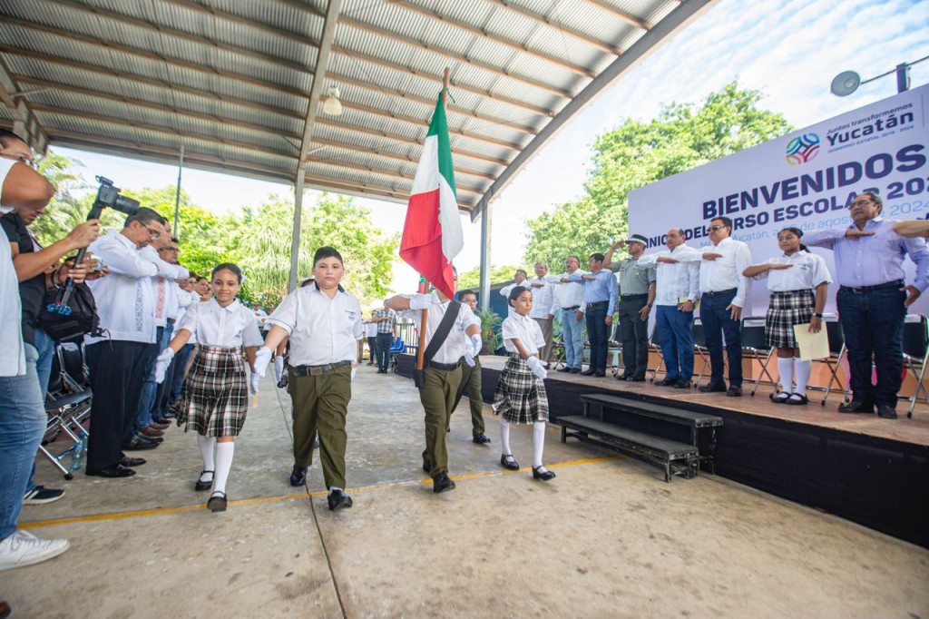 Interpretan, por primera vez, en escuelas públicas el Himno de Yucatán