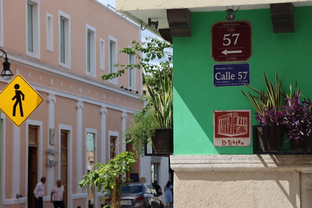 Cuentan las historias de las placas en las esquinas del Centro Histórico de Mérida