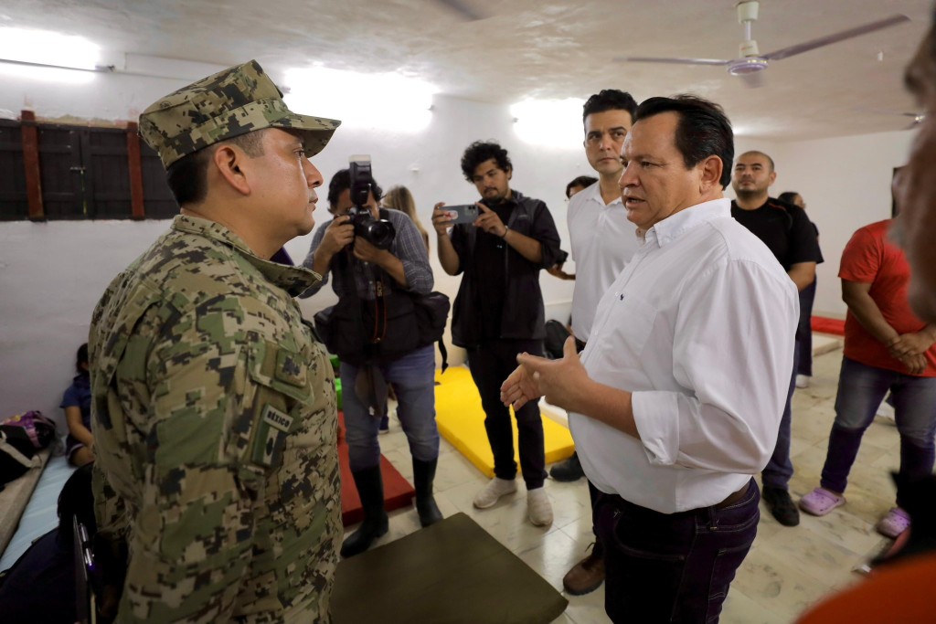 Antes del paso de Milton, Joaquín Díaz Mena supervisó los albergues en la costa poniente de Yucatán