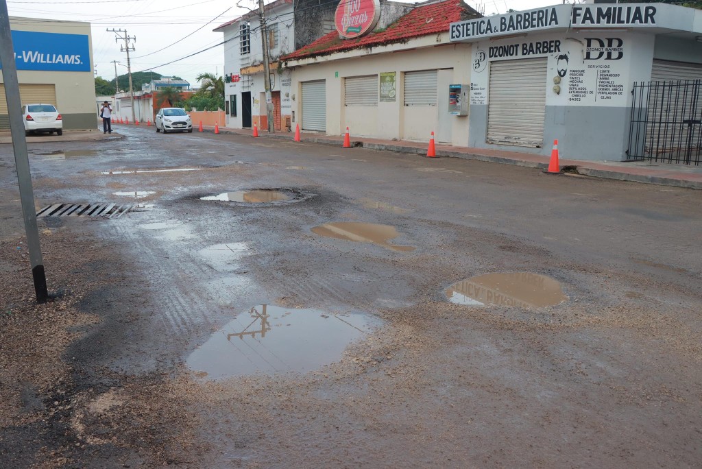 Repavimentan estacionamiento del Va Y Ven en Tizimín