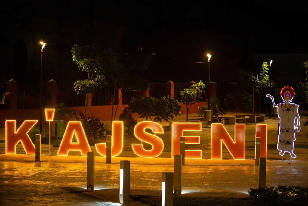 Honran a los muertos con decoración del Centro Histórico de Tizimín