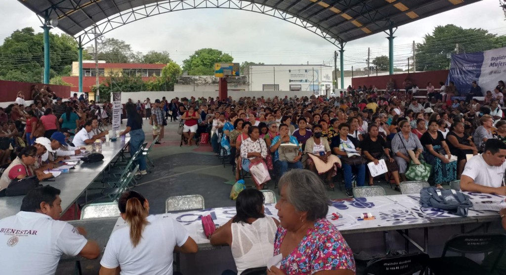 Largas filas en inscripciones al programa Pensión Mujeres Bienestar, en Tizimín