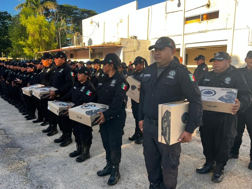 Policías de Tizimín estrenan botas y en diciembre uniformes nuevos