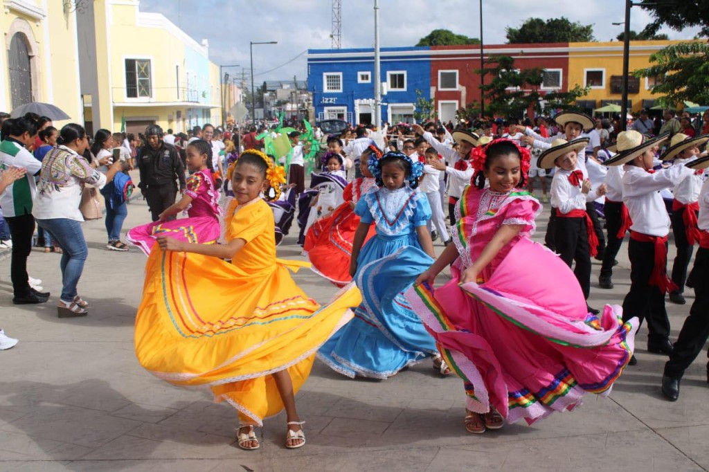 Ahora en Tizimín desfilaron las primarias por el aniversario de la Revolución Mexicana