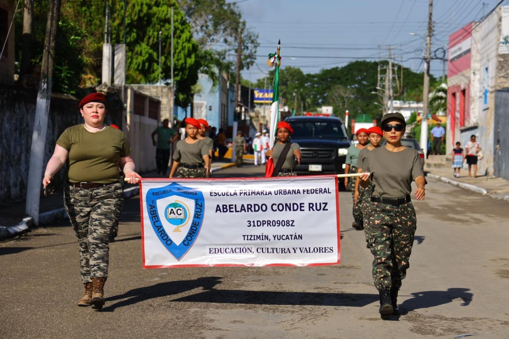 Ahora en Tizimín desfilaron las primarias por el aniversario de la Revolución Mexicana