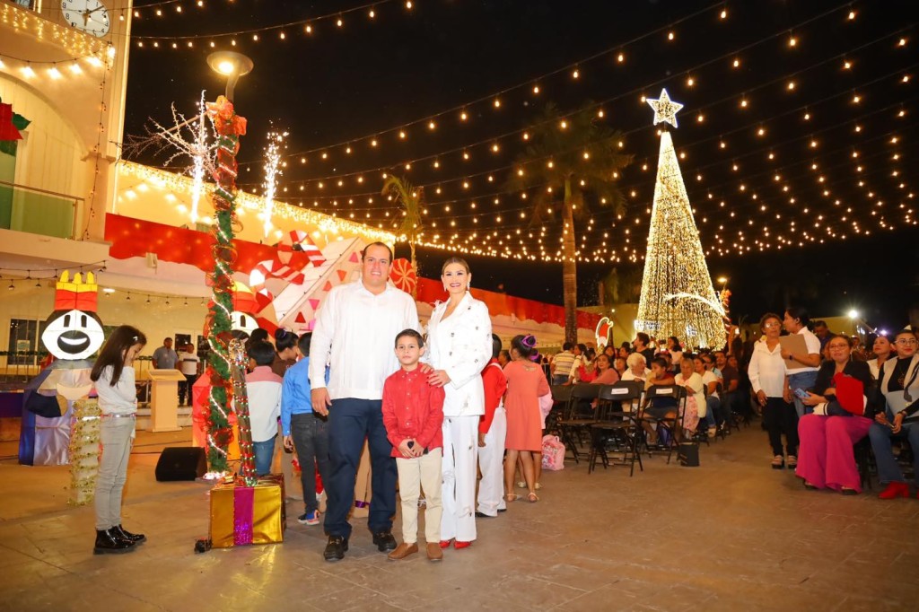 Encienden árbol navideño en medio de despampanante decoración del centro histórico de Tizimín