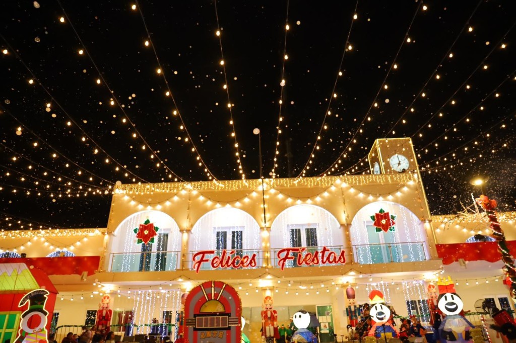 Encienden árbol navideño en medio de despampanante decoración del centro histórico de Tizimín