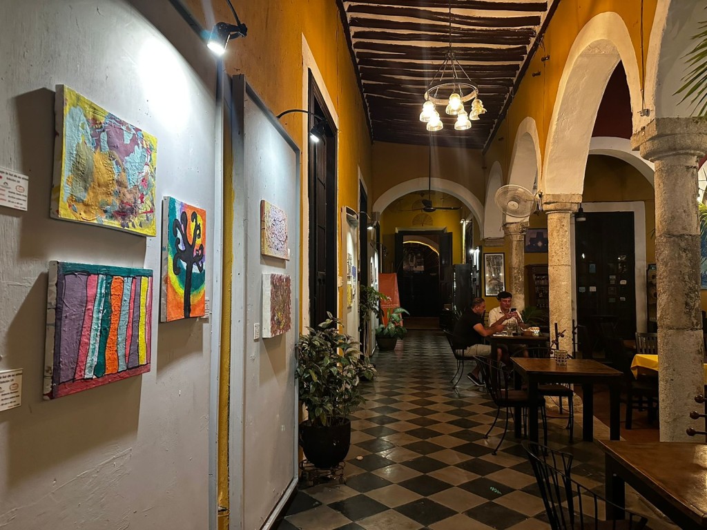 5 Jóvenes con discapacidad plasman su arte en la exposición “Bajo la luz de su alma”