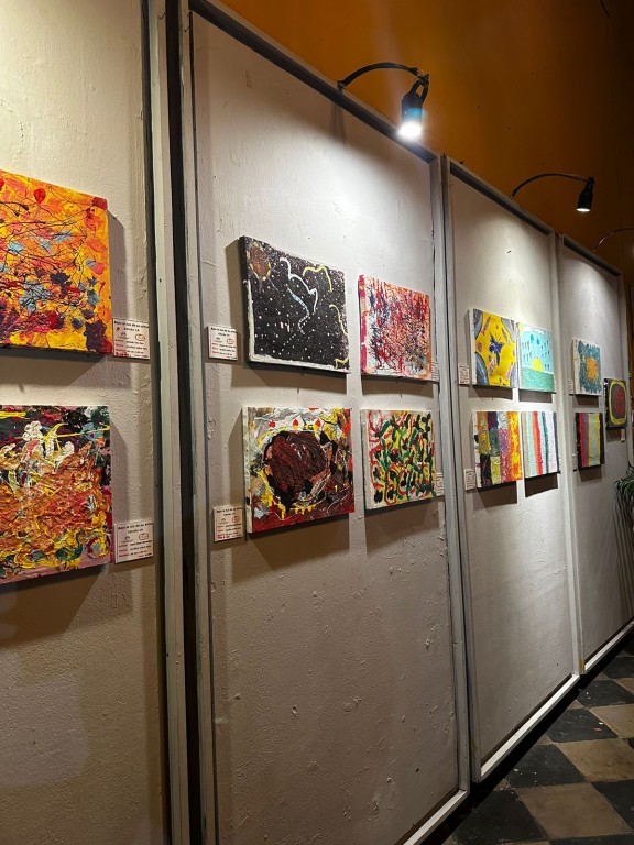 1 Jóvenes con discapacidad plasman su arte en la exposición “Bajo la luz de su alma”