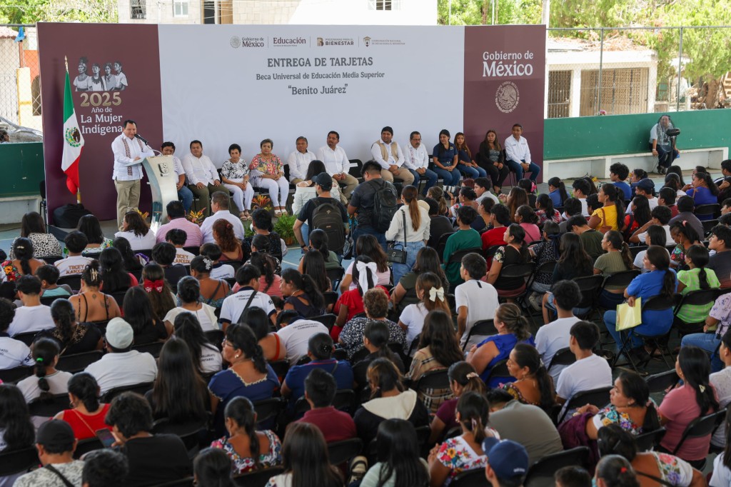 2 Tienen ya beca para continuar estudios 24 mil estudiantes yucatecos
