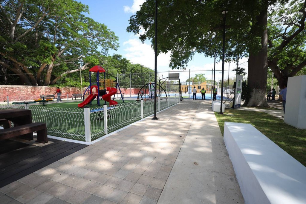 2 Entrega obras Cecilia Patrón y recoge gestiones en comisarías del sur de Mérida