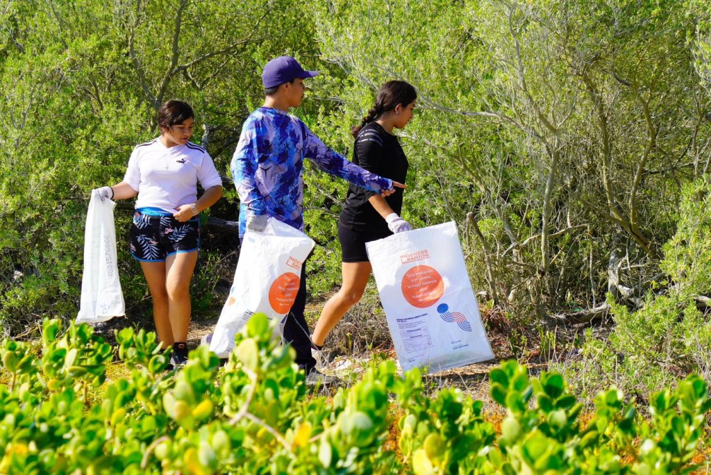 2 Limpian playa de El Cuyo; recogen 209 kilos de basura