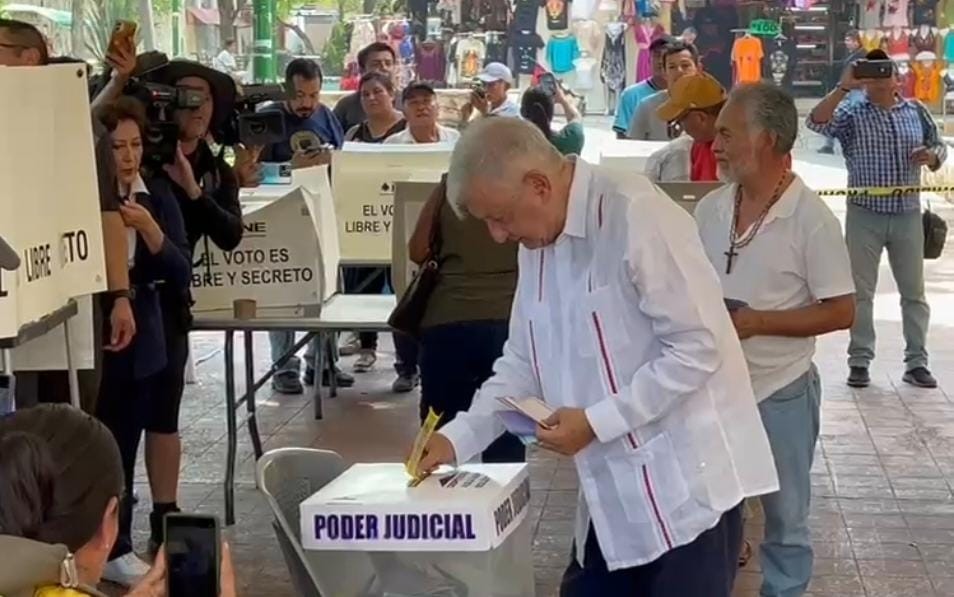 Reaparece AMLO y emite su voto al poder judicial