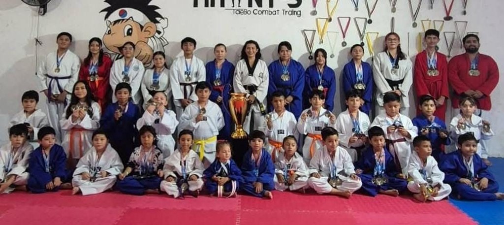 3 Se coronan campeones en la copa caribe de Cancún taekwondoínes tizimileños