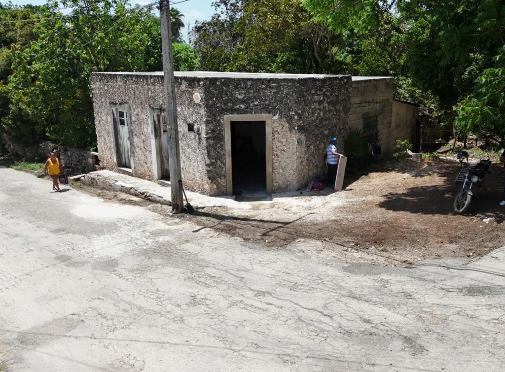 Apoya ayuntamiento de Tizimín a reconstruir fachada de casa, después de accidente
