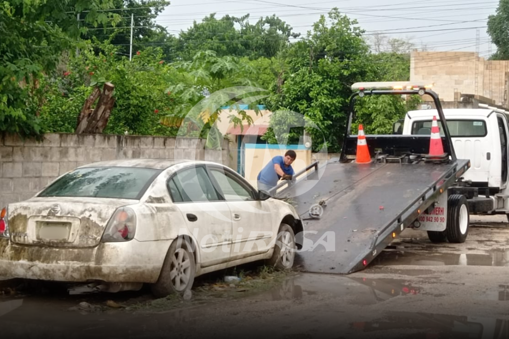 Retiran vehículos abandonados en calles de Tizimín