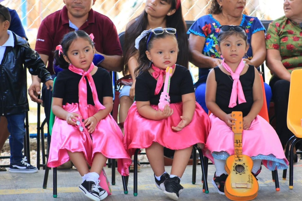 2 Se despiden niños de Tizimín del preescolar, al ritmo del Rock and Roll