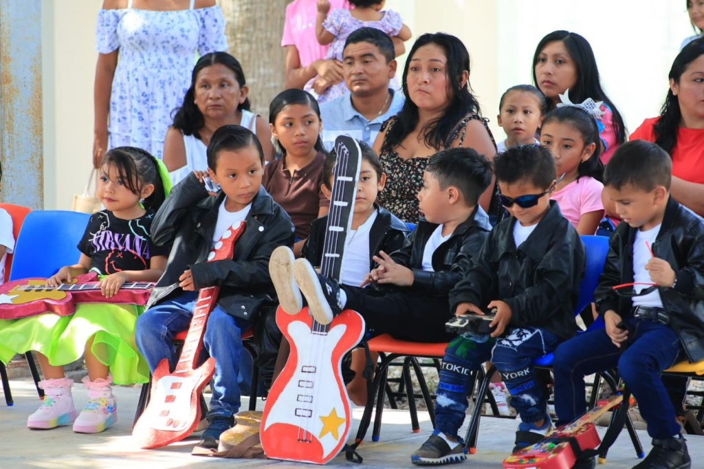 1 Se despiden niños de Tizimín del preescolar, al ritmo del Rock and Roll
