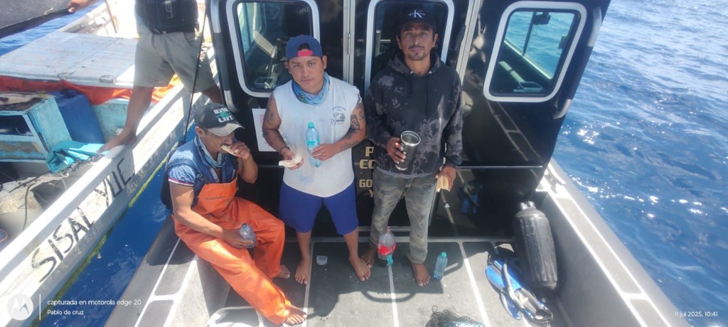 2 Rescatan a pescadores extraviados en altamar