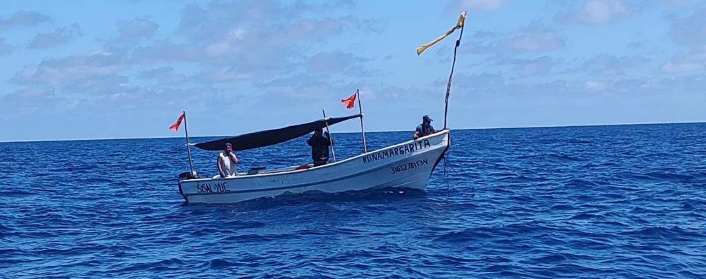 1 Rescatan a pescadores extraviados en altamar