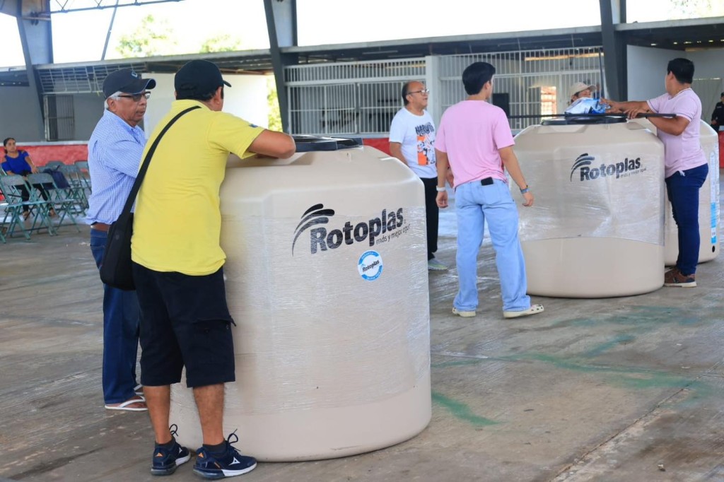 Realizan primera entrega de tinacos subsidiados en Tizimín