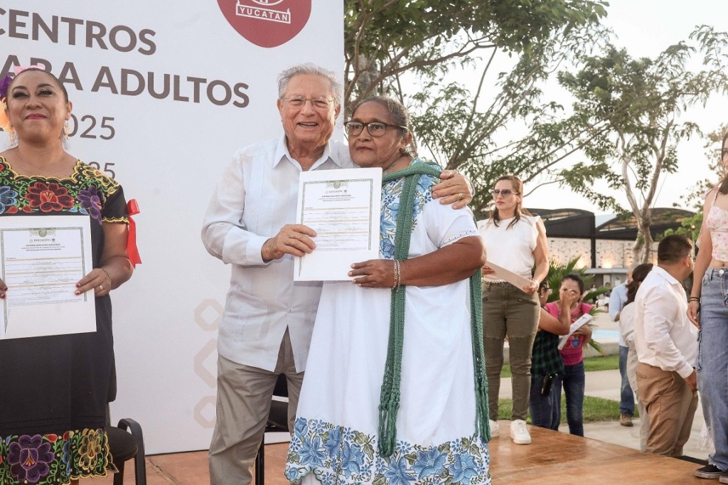 Concluyen estudios de Primaria y Secundaria personas adultas