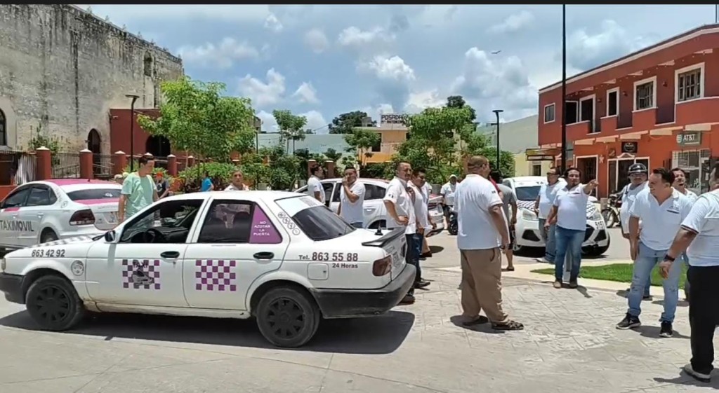 Entregan constancias a taxistas para regular servicio